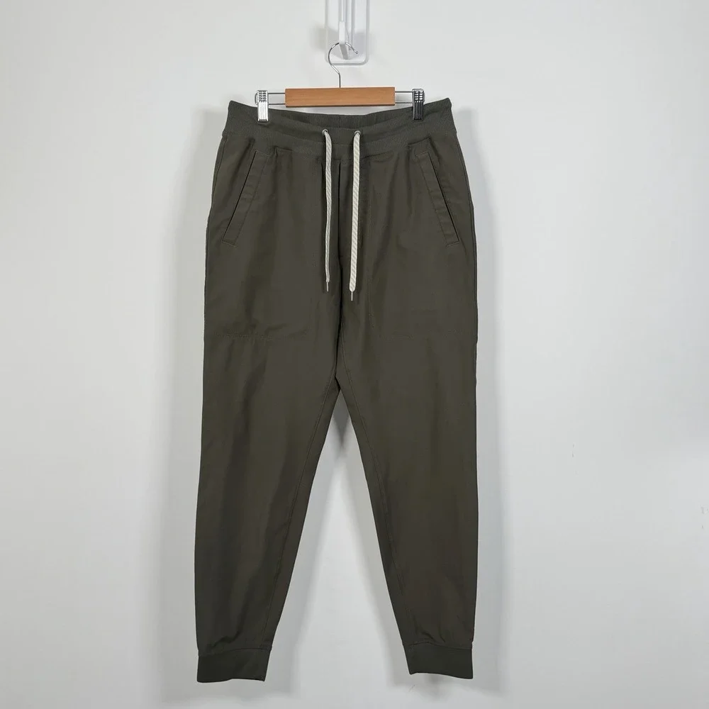 Vuori Meta Joggers Mens Medium Olive Drawstring Stretch Performance Pants V436